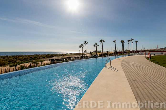 Großer Schwimmingpool am Strand