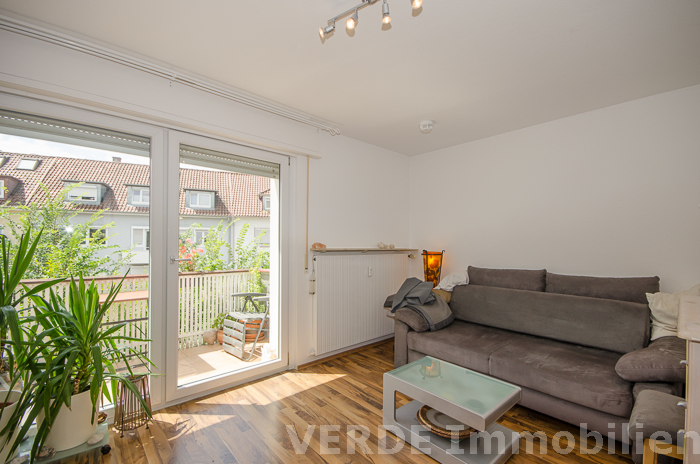 Wohnzimmer mit Balkon