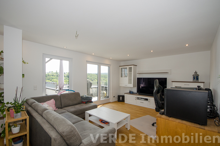 Großzügiges Wohnzimmer mit Zugang zur Dachterrasse