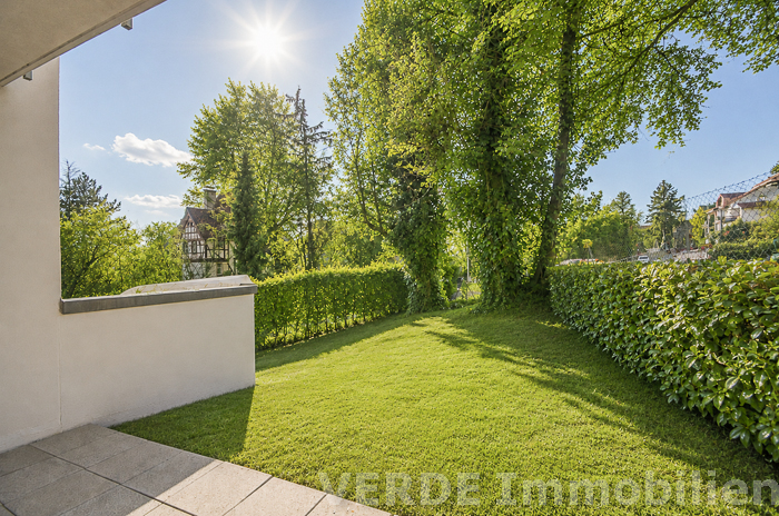 Ausblick von der Terrasse in den Garten
