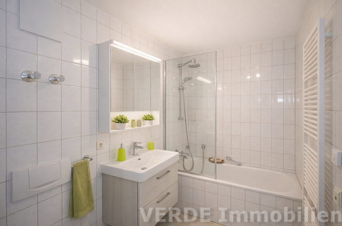 Badezimmer mit Badewanne