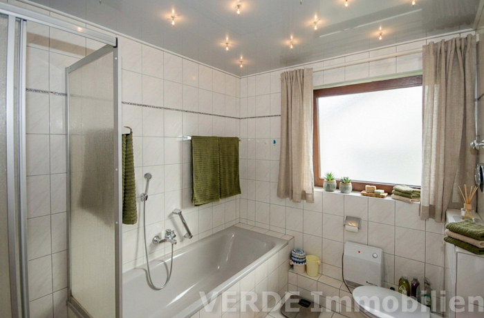 Tageslichtbad mit Dusche und Wanne
