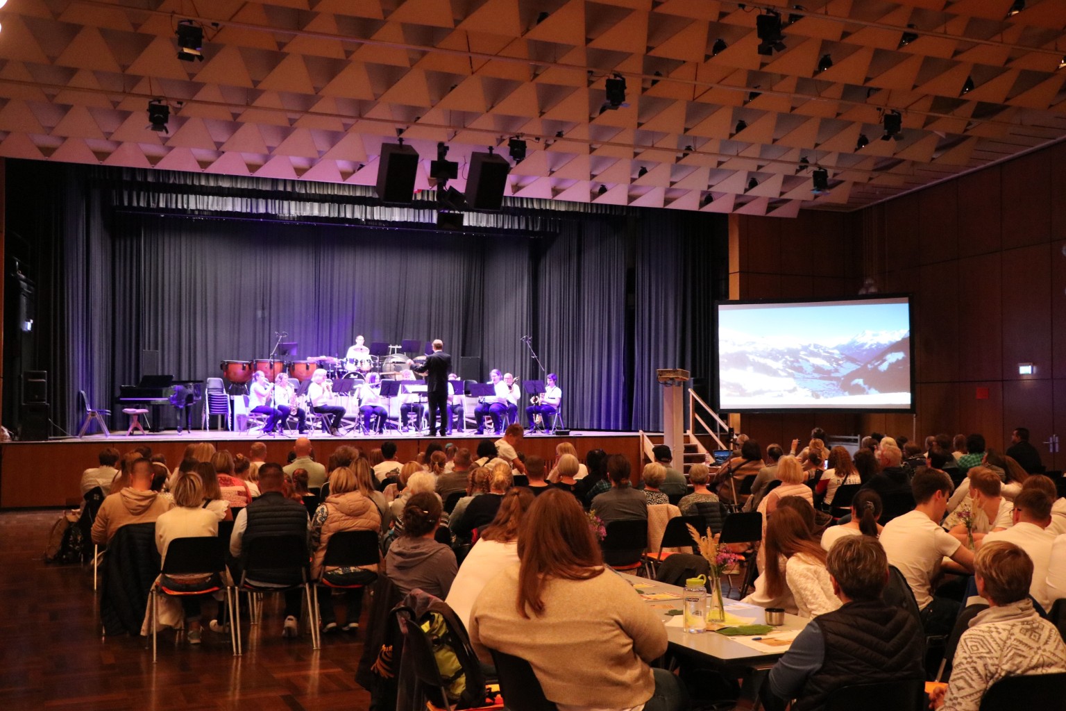 Das Ensemble des MBO am ersten Oppauer Musiktag. Auf einer Leinwand wurden zu den Stücken passende Stimmungsbilder gezeigt. (Bildrechte: BMO)