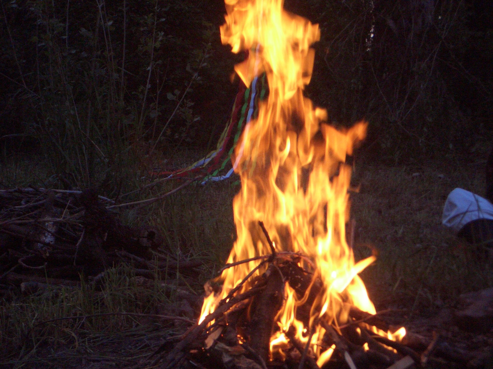 Wunderschone feuerzerimonie wenn jeder einzelne seinen Wunsch über gibt