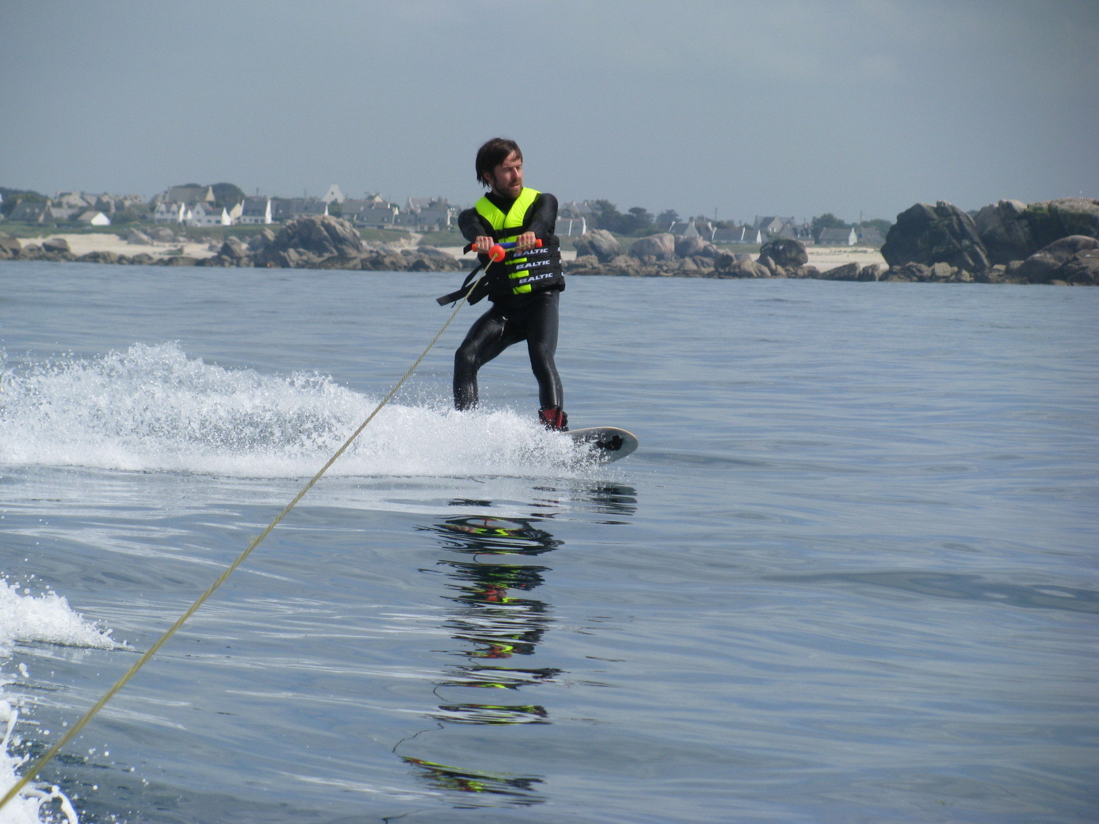 Pratique du Wake-Board au large de Ménéham