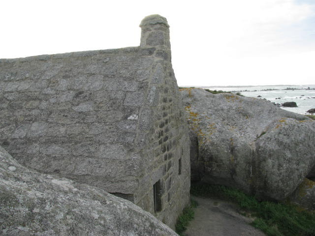 La maison du garde et son toit en pierre plate