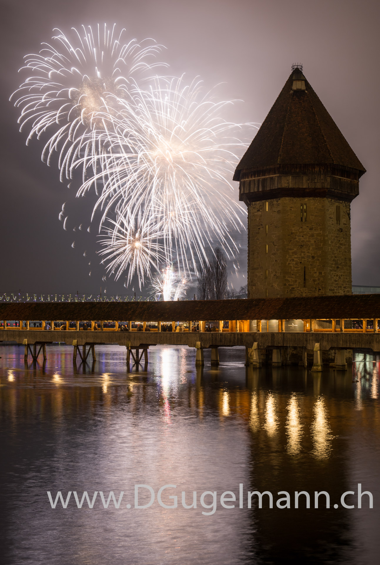 Neujahrsfeuerwerk mit Wasserturm