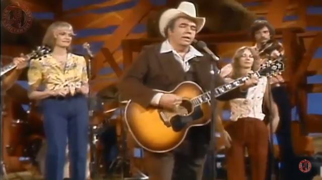 Hoyt Axton Della And The Dealer Rare Video On Hee Haw 1979 When The Cowboy Sings