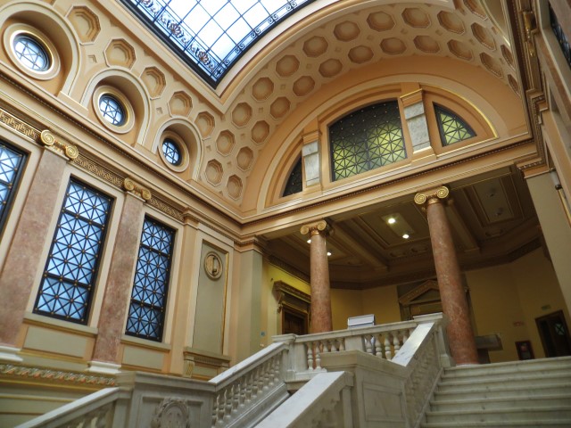 Eingang zur Universitätsbibliothek Mihai Eminescu