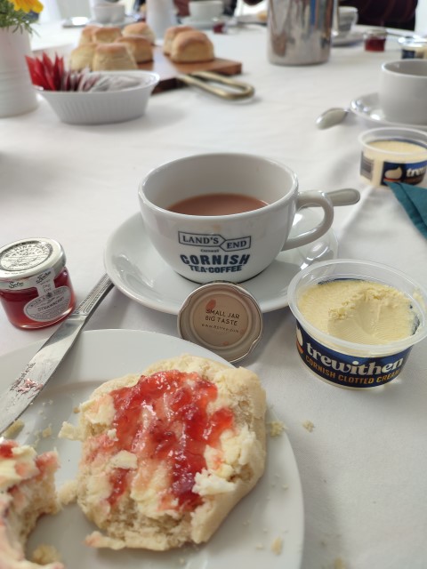 Cream Tea: Scones mit Clotted Cream und Jam