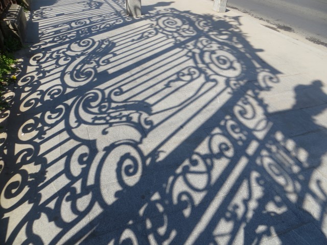 Schattenspiel: schmiedeeisernes Tor