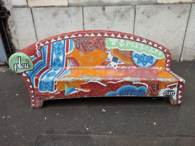 Buntes Mosaiksofa am Straßenrand