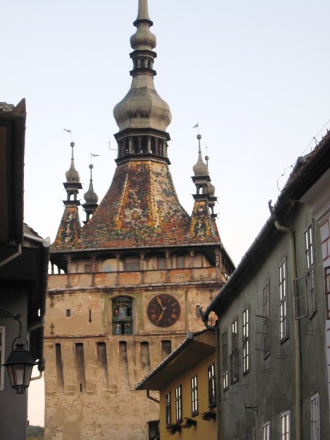 Der Stundturm mit seinen bunten Schindeln