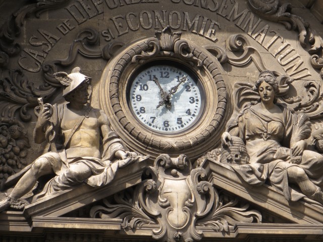 Uhr über dem Portal des CEC Sparkassen-Palastes