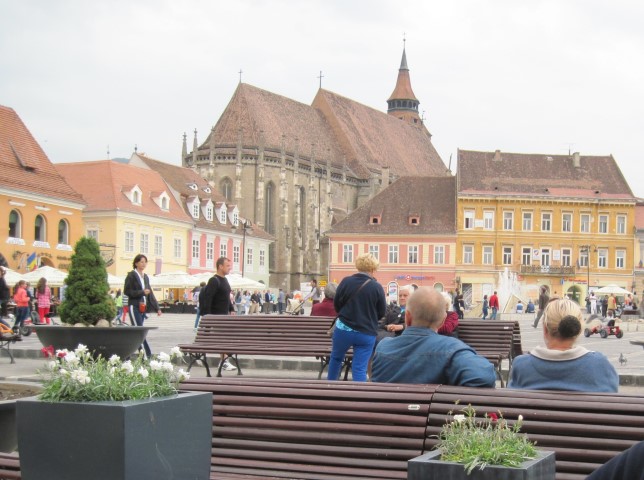 Die Schwarze Kirche im Hintergrund
