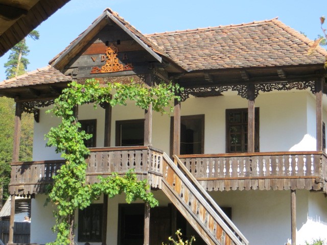 filigrane Holzschnitzkunst am Bauernhaus
