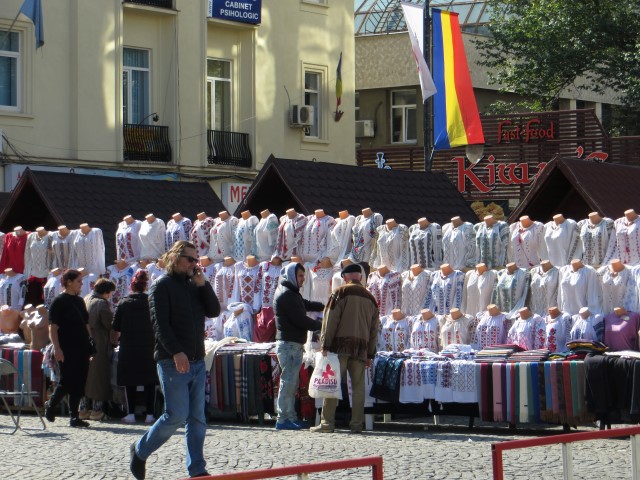 Markstand mit rumänischen Blusen