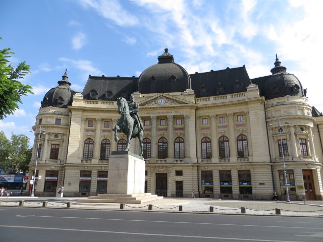Universitätsbibliothek mit Reiterstandbild König Carol I.