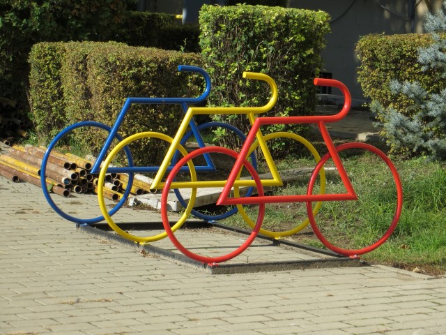 Fahrradständer in den Farben der Tricolore