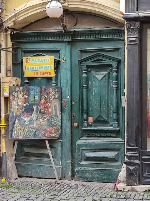 Kunstgemälde auf Staffelei vor Haustür