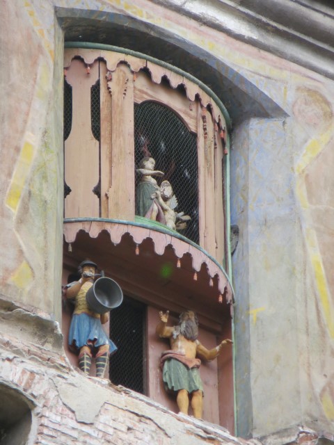 Figuren in der Turmmauer, die Wochentage und Stunde angeben