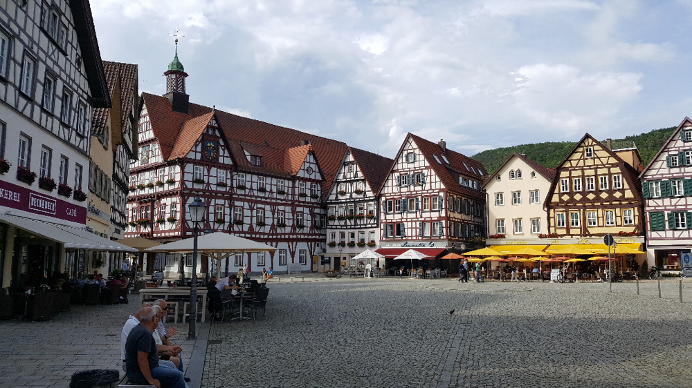 Jetzt haben wir die letzte Station erreicht.......Bad Urach......nettes Städtchen, fast wie daheim......so langsam müssen wir uns zurückgewöhnen........