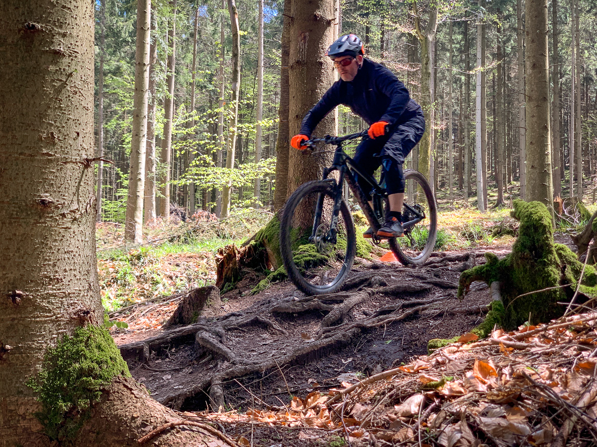 Wir erarbeiten mit dir alle wichtigen Techniken für "All-Mountain"-Trails.