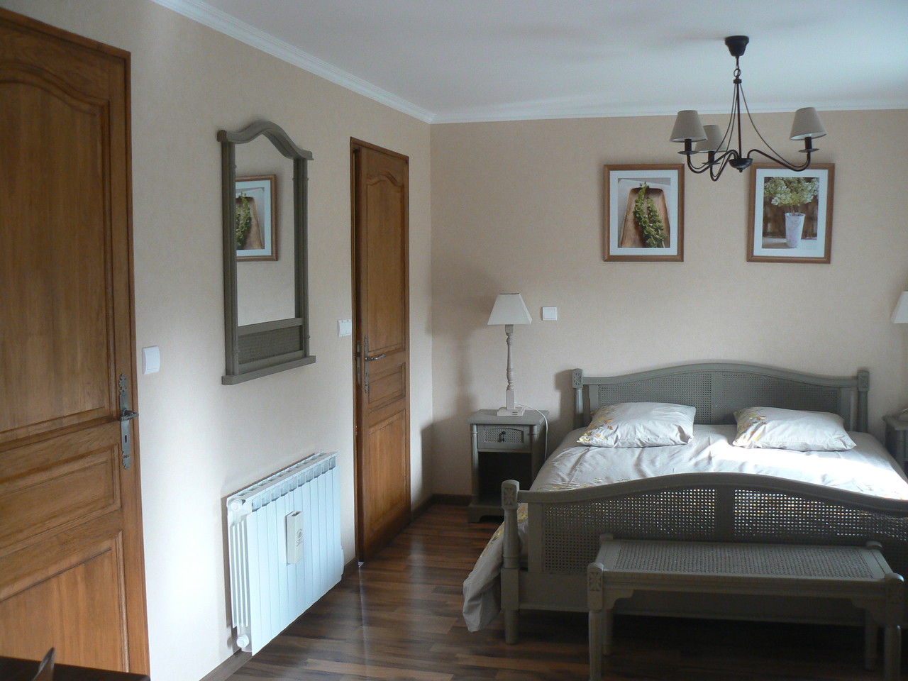 La chambre Elodie avec Sauna est claire et spacieuse