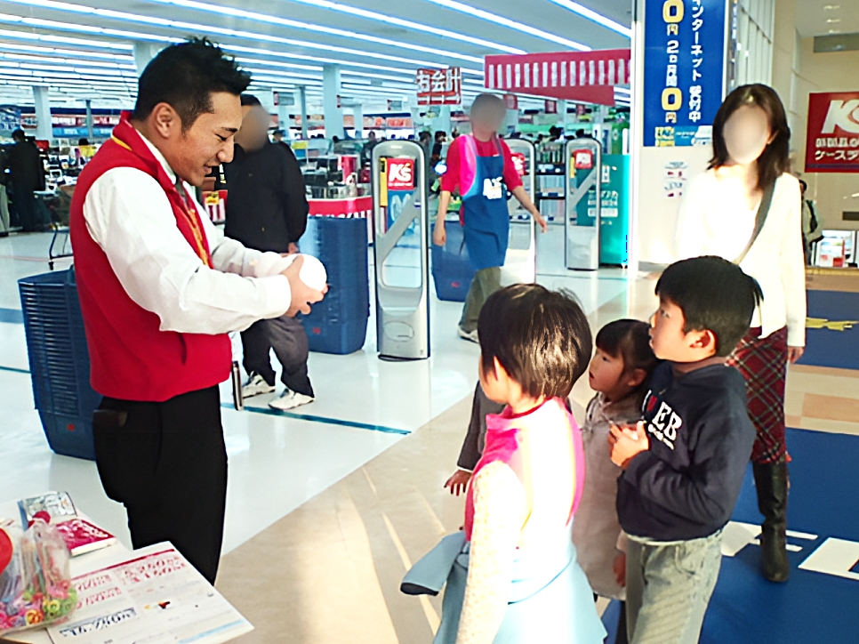ミッキー型風船に並ぶ子ども達