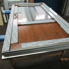Aluminiumtür mit Quersprosse, mit Dekorfolie beschichtet. Moosburg Jochen Döll Innovative Fenster-, Türen- und Oberflächentechnik aus Steinbach-Hallenberg OT Rotterode.