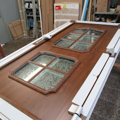 Aluminiumtür mit Dekorfolie Nussbaum beschichtet. Moosburg Jochen Döll Innovative Fenster-, Türen- und Oberflächentechnik aus Steinbach-Hallenberg OT Rotterode.
