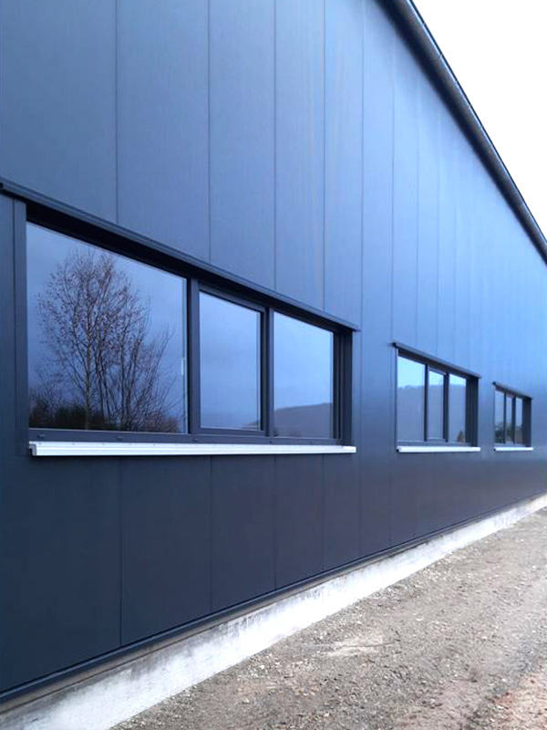 Stahlhalle mit Fensterzeilen - Moosburg Jochen Döll Innovative Fenster-, Türen- und Oberflächentechnik aus Steinbach-Hallenberg OT Rotterode.