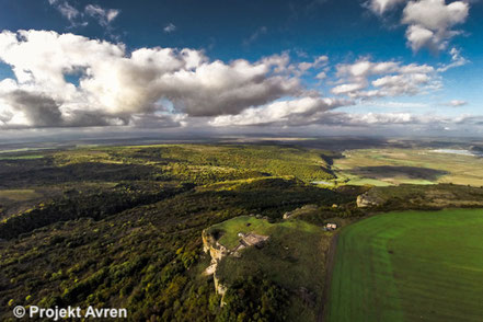 Fundplatz Avren-Bobata (vorne Mitte/Höhensiedlung 5 Jt. v. Chr.) am Rande des Avren-Plateaus (Nordostbulgarien)