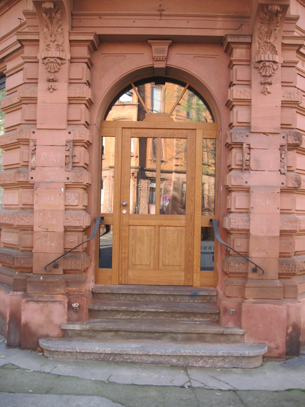 Haustür in Mass und Stil angepasst