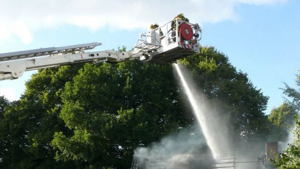 Am Ende kam der Hubsteiger der Rendsburger Wehr zum Einsatz und der Brand wurde von oben erfolgreich bekämpft.