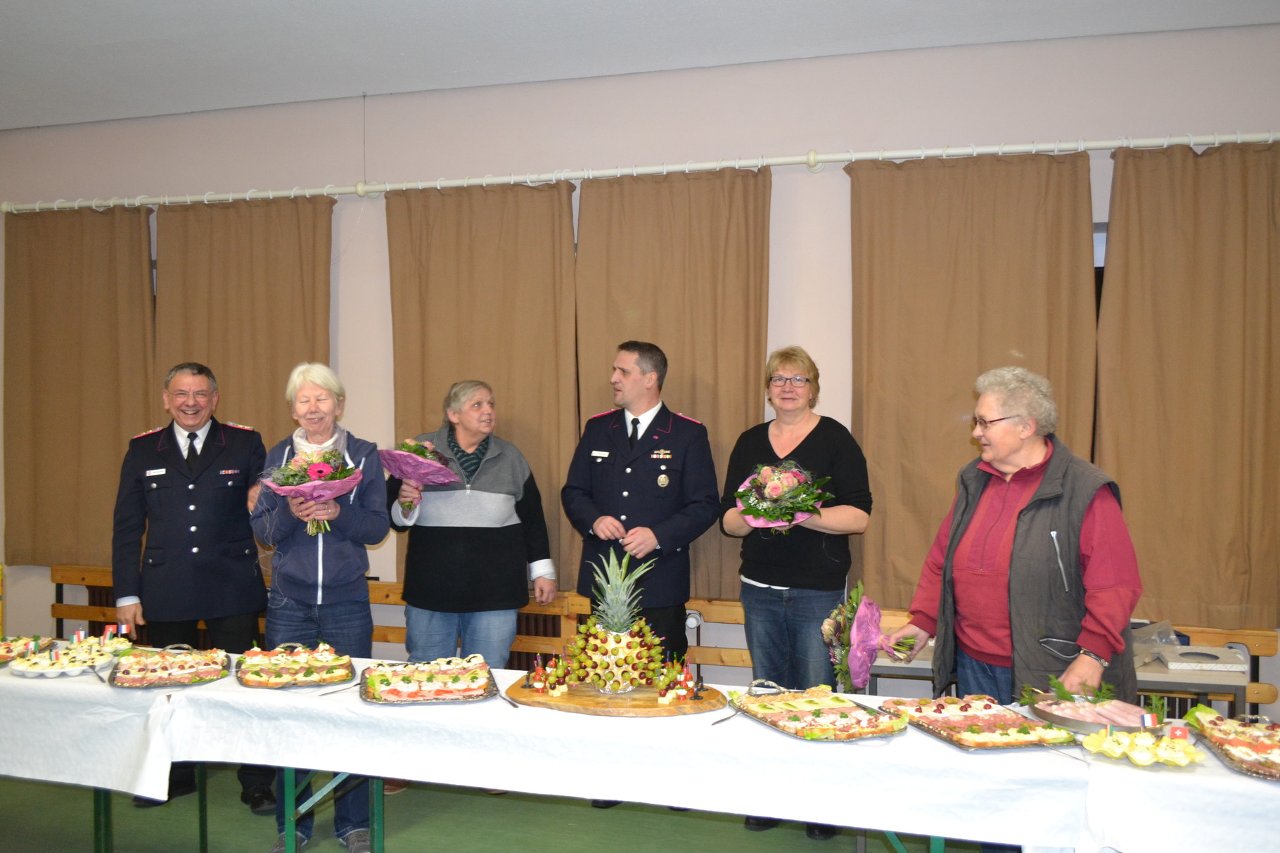 Auch unsere Damen, die das kalte Buffet wieder hervorragend hergerichtet haben, werden mit Dankesworten bedacht