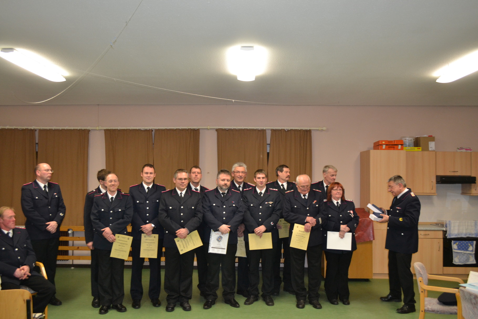 Die Beförderten und geehrten Mitglieder der Freiwilligen Feuerwehr Schülldorf