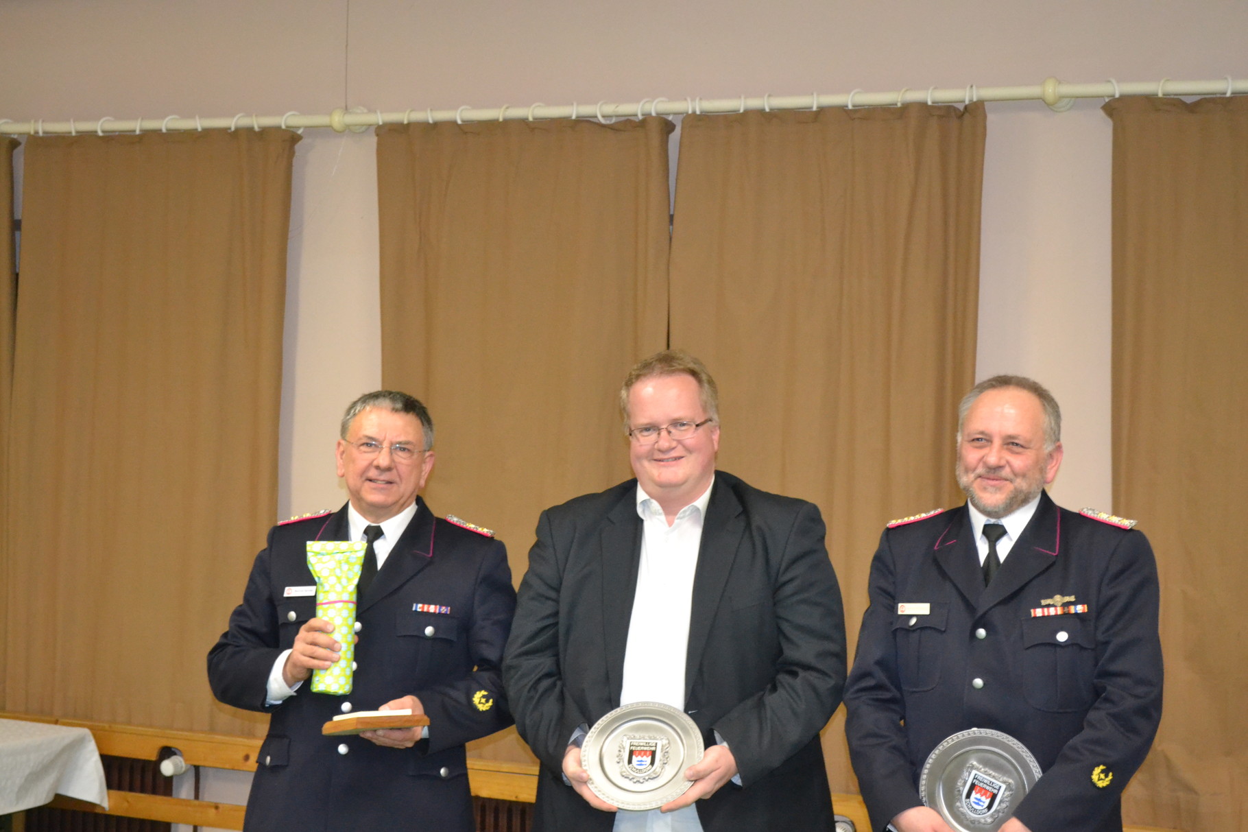 Der Amtswehrführer sowie Jan Rüther vom Amt Eiderkanal werden für die gute Zusammenarbeit in den letzten Jahren mit dem Ehrenteller der Freiwilligen Feuerwehr Schülldorf ausgezeichnet