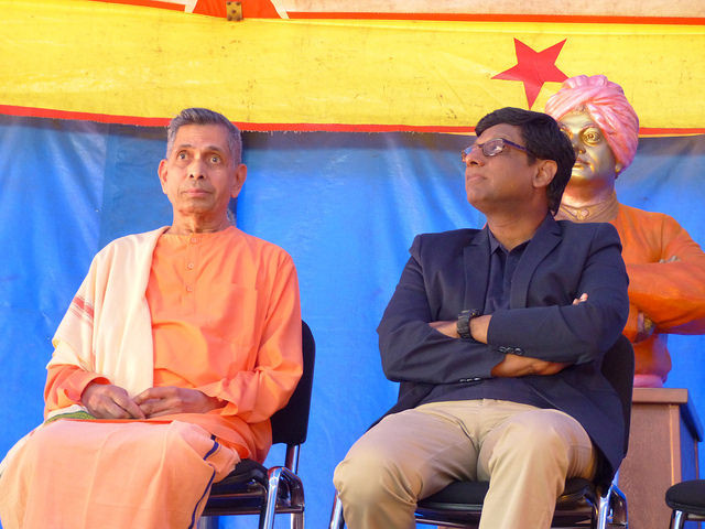 L'ambassadeur de l'Inde son Excellence Dr Mohan Kumar avec Swami Veetamohananda - Inauguration sous le chapiteau