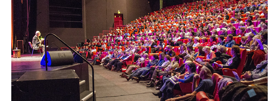 Alain Chevillat dans la salle des congrès 