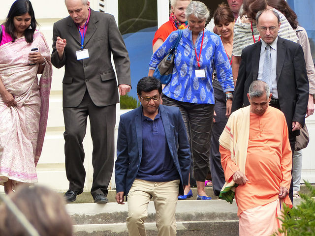 Arrivée de l'ambassadeur de l'Inde son Excellence Dr Mohan Kumar avec Swami Veetamohananda, l'adjoint au maire Christian Bourdeil et les présidentes des principales Fédérations de Hatha Yoa en France