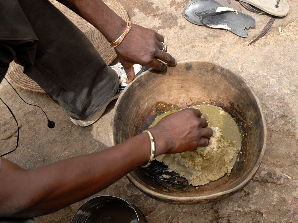 Le millet est préparé sous forme de bouillie et de galettes : le Tô sauce baobab