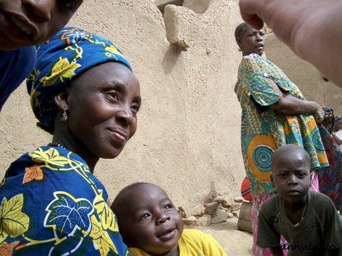 Les femmes Dogon ont pour tâches quotidiennes de s’occuper de la maison