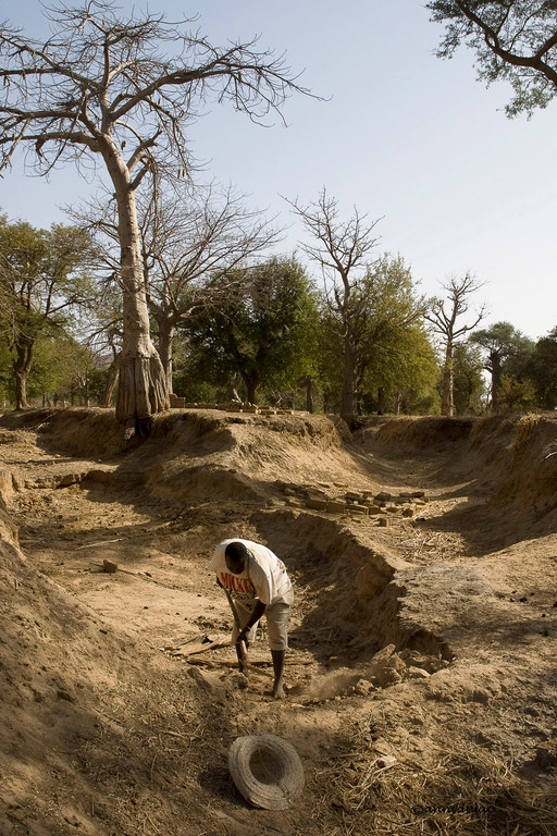 En bas de cette falaise, au bord du désert, Amatigué  construit une route pour faciliter l’accès à son village.