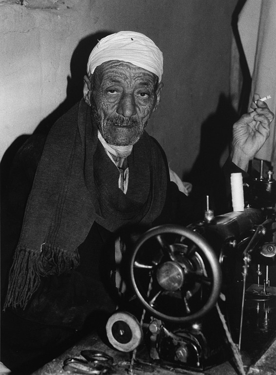 L'homme à la machine à coudre, Oasis de Dakhla, Egypte 1996