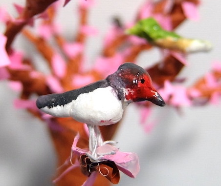 桜の木にとまる鳥