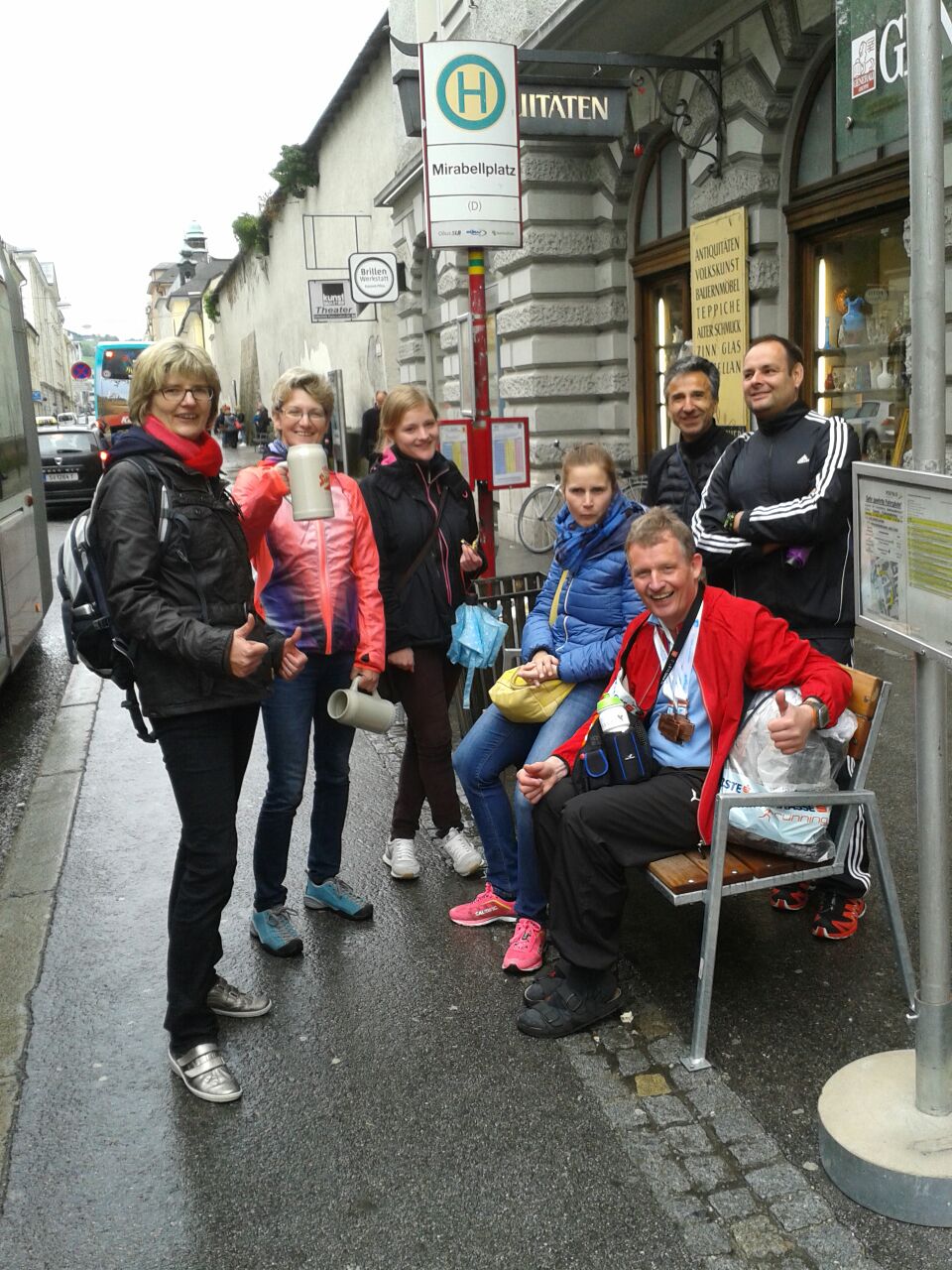 Nach dem Lauf, Alex und Rolf und Björn sind schon zum Duschen ins Hotel gefahren. Die Bierkrüge und ein 5l Bierfass waren Preis der Mannschaftswertung