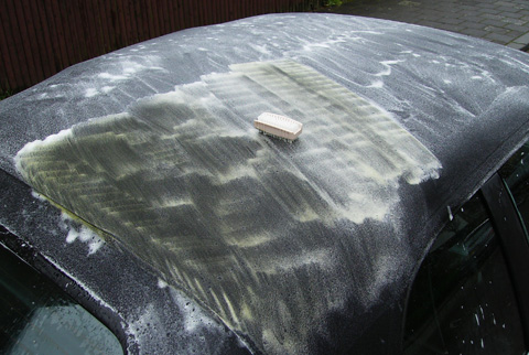 inwerken reinigingsmiddel voor cabriokappen regelmatig inborstelen | A1 Car Cleaning
