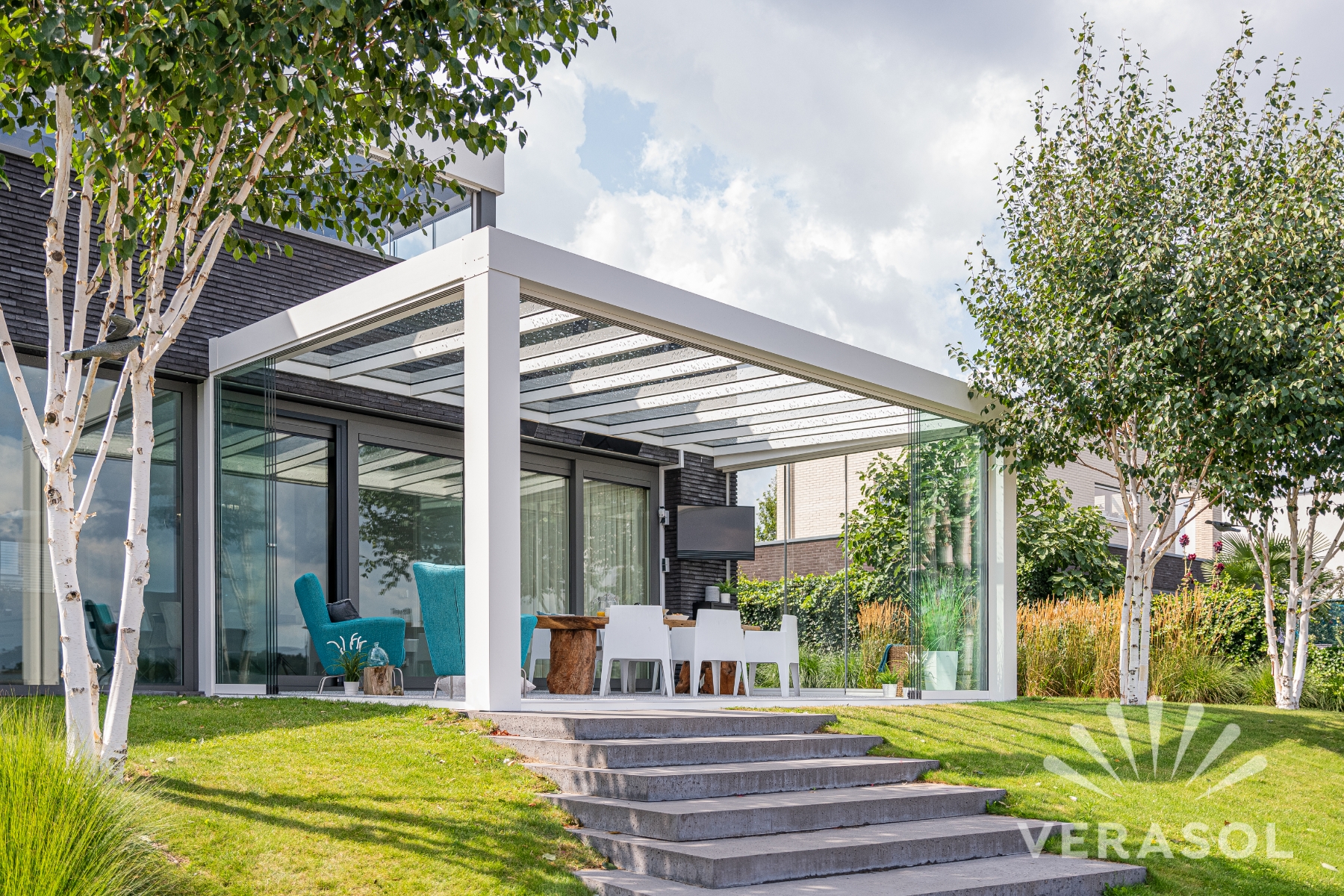 Wat zijn de voor- en nadelen van een overkapping en een tuinkamer?