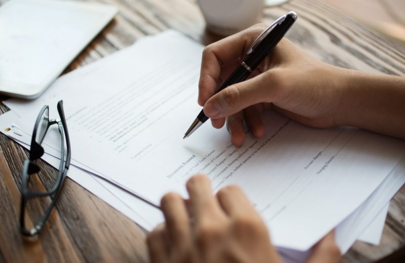 ¿Qué debe incluir un contrato para trabajadoras del hogar?